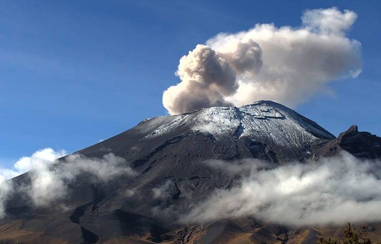 Popocatépetl lanza fumarolas y fragmentos incandescentes